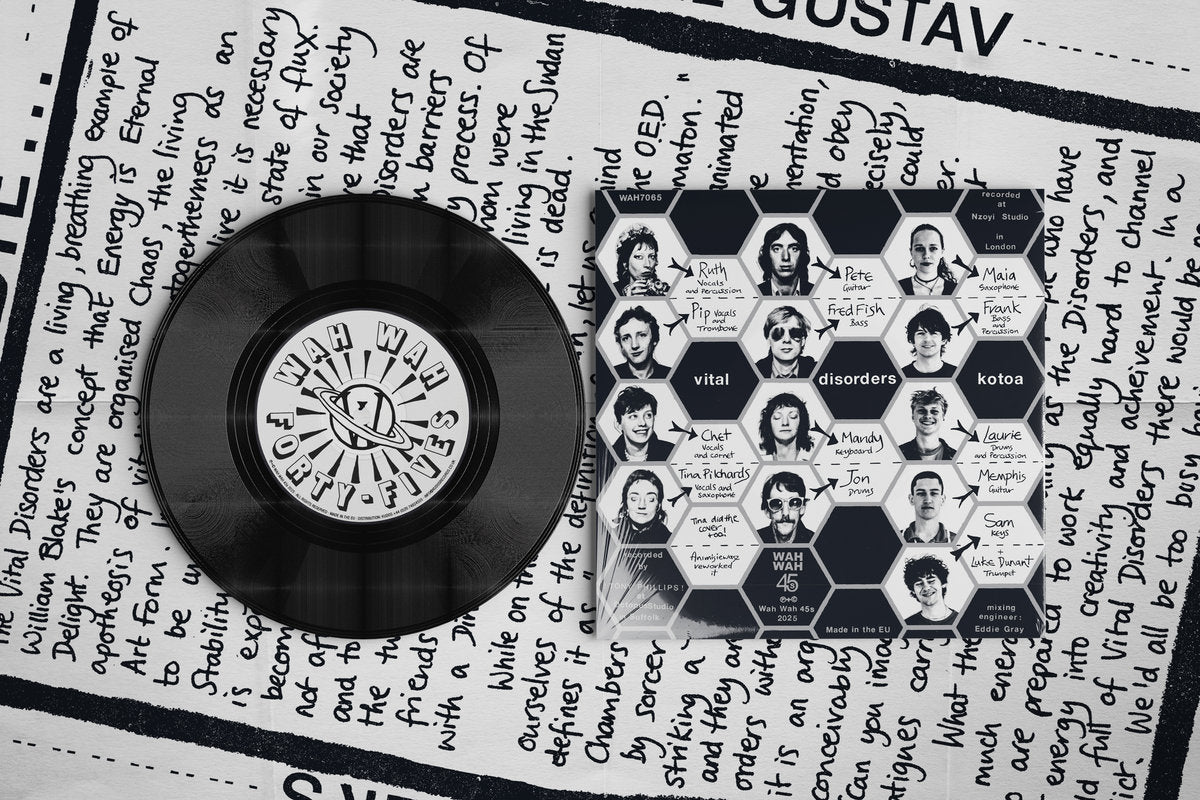 Vinilo Vital Disorders & Kotoa – Zombie junto a la contraportada del 7 pulgadas mostrando retratos del elenco, créditos de grabación en Nozl Studio y la etiqueta Wah Wah Forty-Fives centrada.