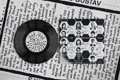 Vinilo Vital Disorders & Kotoa – Zombie junto a la contraportada del 7 pulgadas mostrando retratos del elenco, créditos de grabación en Nozl Studio y la etiqueta Wah Wah Forty-Fives centrada.