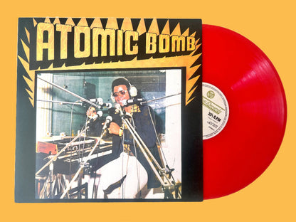 Vinilo rojo fission parcialmente salido de su funda con la portada al frente. William Onyeabor – Atomic Bomb, Luaka Bop. Formato: LP, reedición.