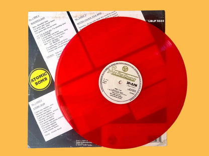 Lado B del vinilo sobre contraportada. Contiene el tema “Atomic Bomb”. Reedición en vinilo rojo por Luaka Bop.