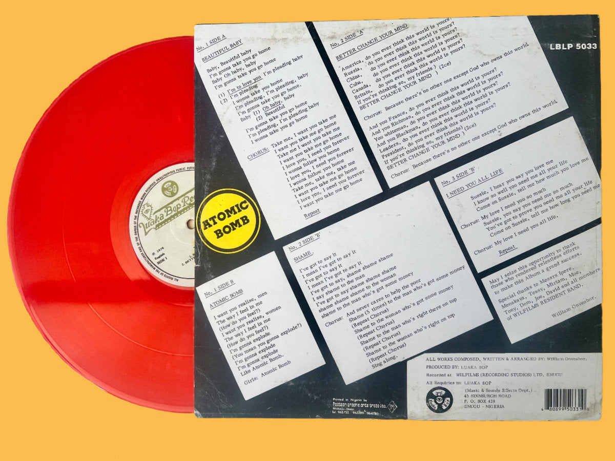Contraportada del vinilo parcialmente cubierta por el disco rojo. Letras completas visibles. William Onyeabor – Atomic Bomb, Luaka Bop.